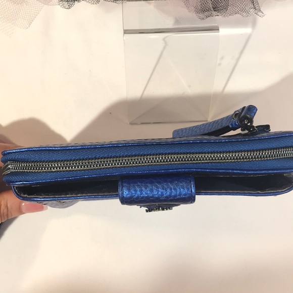 Last call 😲🐾 Vera Wang Wristlet 💖 - Picture 2 of 5